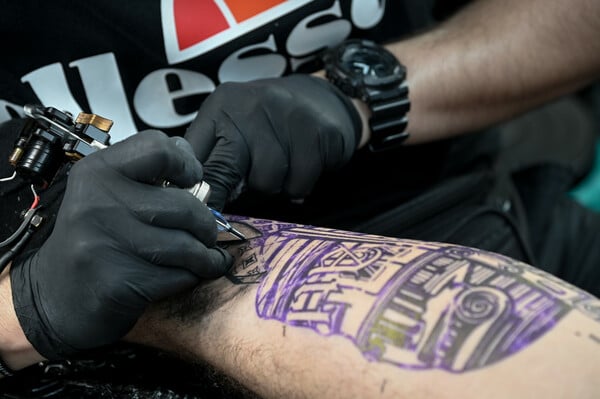 Κορμιά γεμάτα πανέμορφα τατουάζ στο 5o Athens Tattoo Expo