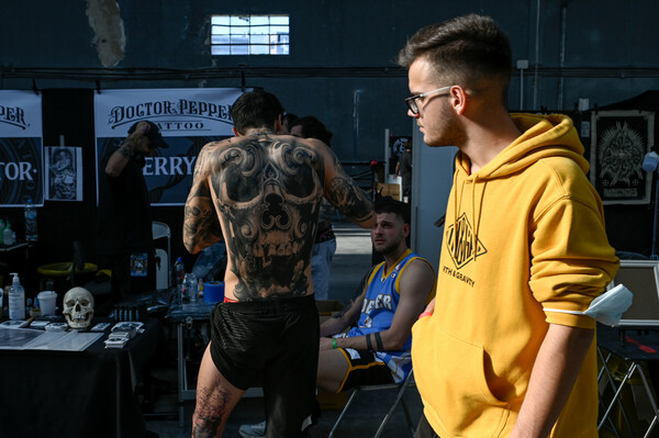 Κορμιά γεμάτα πανέμορφα τατουάζ στο 5o Athens Tattoo Expo