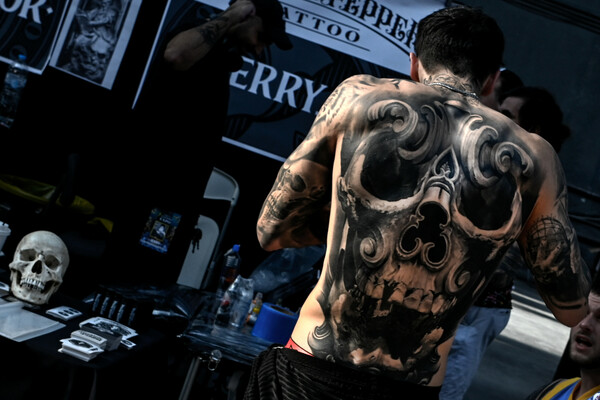 Κορμιά γεμάτα πανέμορφα τατουάζ στο 5o Athens Tattoo Expo