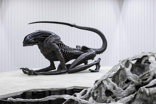 Ο κόσμος των τεράτων και των οραμάτων του H.R. Giger και της Mire Lee σε μια έκθεση στο Schinkel PavilionΟ κόσμος των τεράτων και των οραμάτων του H.R. Giger και της Mire Lee σε μια έκθεση στο Schinkel Pavilion