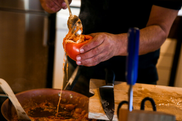 Ο chef Κώστας Τσίγκας μαγειρεύει βραδινό για τα παιδιά 