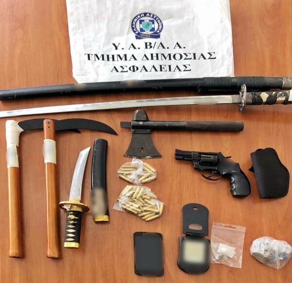 Νέα Ερυθραία: Αυτοσχέδια δρεπάνια, ξίφος και τσεκούρι στο σπίτι του 43χρονου - Πυροβόλησε ντυμένος σαμουράι