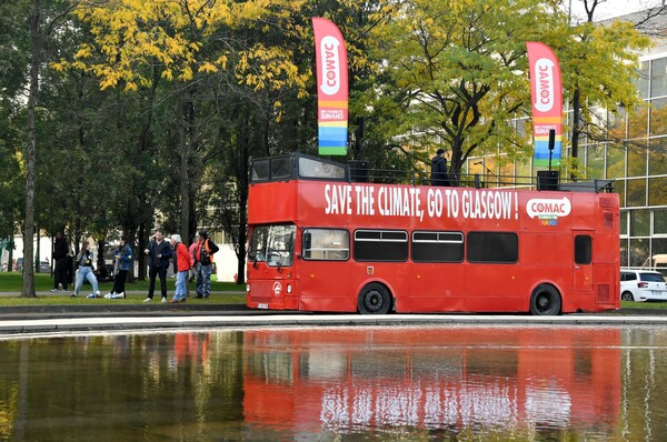 Κόκκινο λεωφορείο με φράση για το κλίμα
