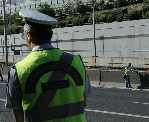 Ρομά έκλεισαν την Αττική Οδό στο ύψος του Ασπροπύργου – Φωτιές και ένταση στο σημείο