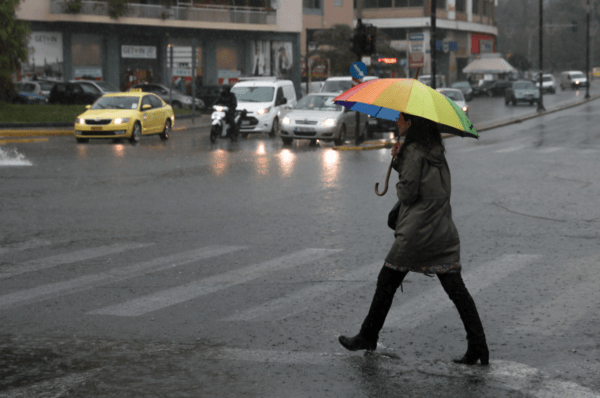 Γυναίκα με ομπρέλα στη βροχή