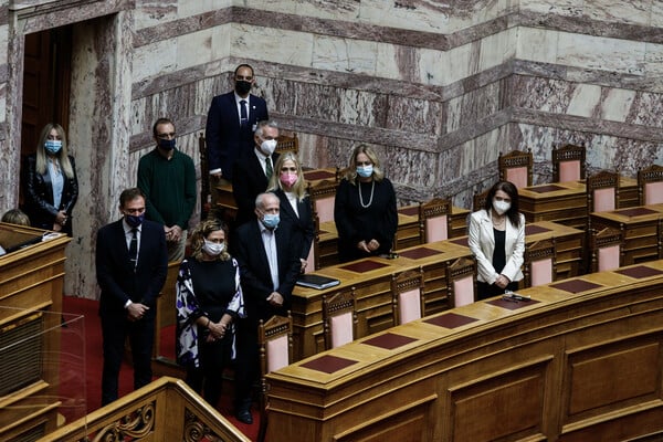 Φώφη Γεννηματά: Μαύρο πανί έξω από τη Χαριλάου Τρικούπη και λουλούδια στο γραφείο της στη Βουλή