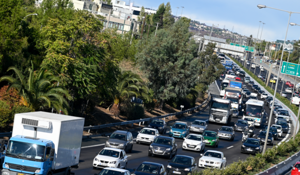 Κίνηση στους δρόμους: Μποτιλιάρισμα χιλιομέτρων στον Κηφισό - Πού εντοπίζονται προβλήματα