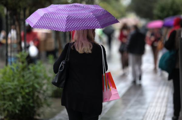 Αλλάζει ο καιρός: Βροχές, καταιγίδες, ισχυροί άνεμοι και χιόνια στα ορεινά