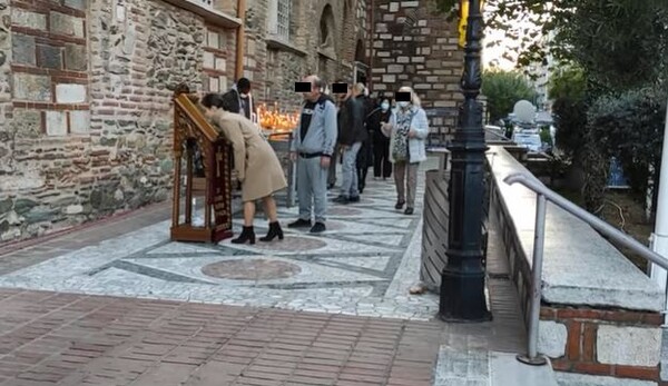 Θεσσαλονίκη: Ιερέας προέτρεπε πιστούς να μπουν χωρίς μάσκα- Προσκυνούν εικόνες χωρίς μάσκα