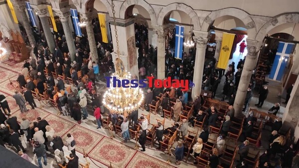 Θεσσαλονίκη: Ιερέας προέτρεπε πιστούς να μπουν χωρίς μάσκα- Προσκυνούν εικόνες χωρίς μάσκα