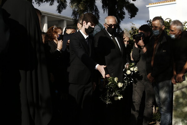 Το τελευταίο αντίο στη Φώφη Γεννηματά: Δάκρυα, λουλούδια και σιωπή στο Α' Νεκροταφείο Αθηνών