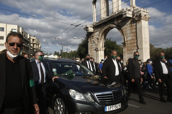 Το τελευταίο αντίο στη Φώφη Γεννηματά: Δάκρυα, λουλούδια και σιωπή στο Α' Νεκροταφείο Αθηνών