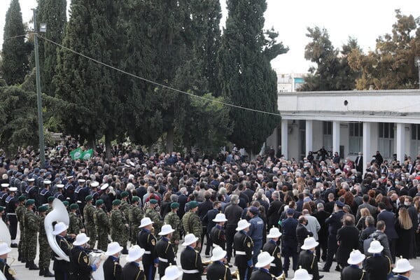 Το τελευταίο αντίο στη Φώφη Γεννηματά: Δάκρυα, λουλούδια και σιωπή στο Α' Νεκροταφείο Αθηνών