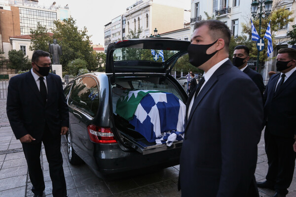 Στη Μητρόπολη Αθηνών η σορός της Φώφης Γεννηματά - Τρεις σημαίες στο φέρετρο