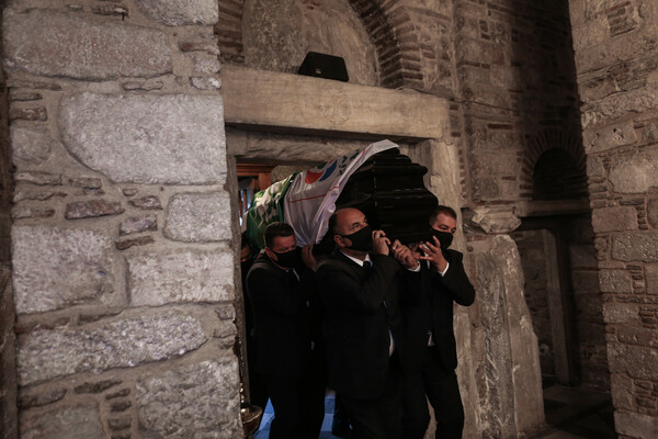 Στη Μητρόπολη Αθηνών η σορός της Φώφης Γεννηματά - Τρεις σημαίες στο φέρετρο