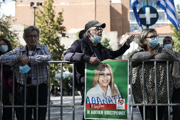 Το τελευταίο αντίο στη Φώφη Γεννηματά: Δάκρυα, λουλούδια και πόνος στο Α' Νεκροταφείο Αθηνών