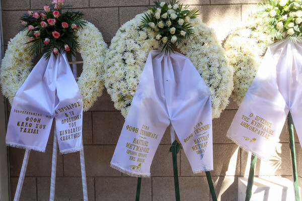 Το τελευταίο αντίο στη Φώφη Γεννηματά: Δάκρυα, λουλούδια και πόνος στο Α' Νεκροταφείο Αθηνών
