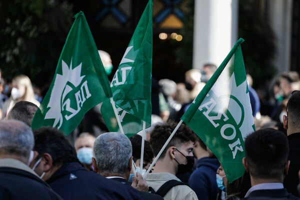 Το τελευταίο αντίο στη Φώφη Γεννηματά: Δάκρυα, λουλούδια και πόνος στο Α' Νεκροταφείο Αθηνών