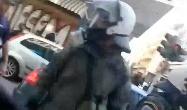 Αστυνομικός των ΜΑΤ σπάει τζαμαρία μαγαζιού και φωνάζει «ναι, είμαι τρελός»