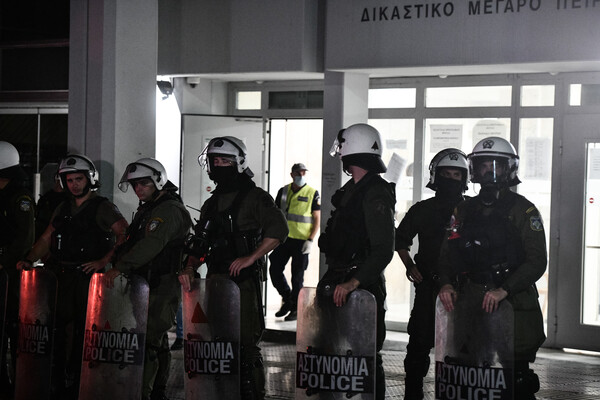 Πέραμα: Ελεύθεροι οι 7 αστυνομικοί και οι δύο ανήλικοι Ρομά μετά τις απολογίες τους 