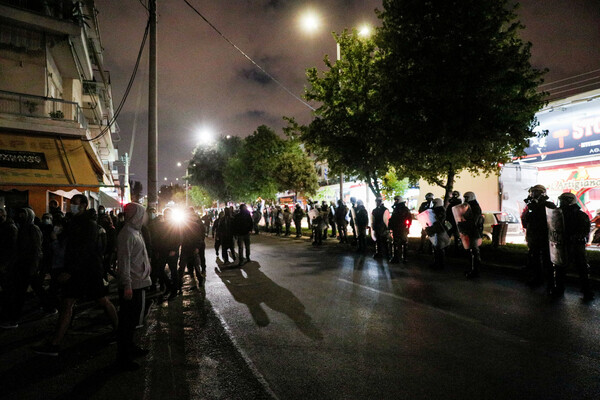 Νέα συγκέντρωση για τον θάνατο του 20χρονου στο Πέραμα - Κλειστή η εθνική οδός Πατρών - Πύργου