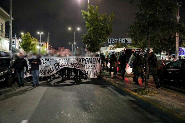 Νέα συγκέντρωση για τον θάνατο του 20χρονου στο Πέραμα - Κλειστή η εθνική οδός Πατρών - Πύργου