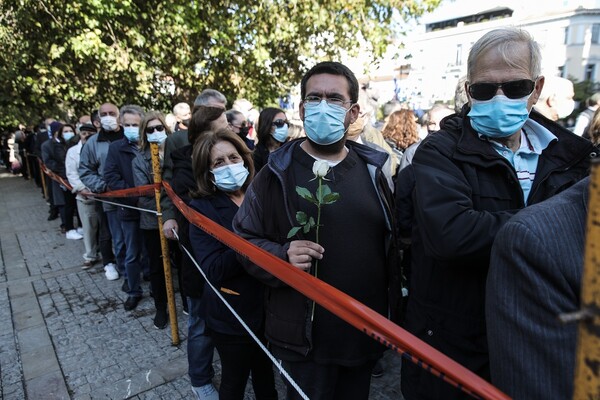 Εκατοντάδες πολίτες αποχαιρετούν την Φώφη Γεννηματά- Πλήθος κόσμου στη Μητρόπολη