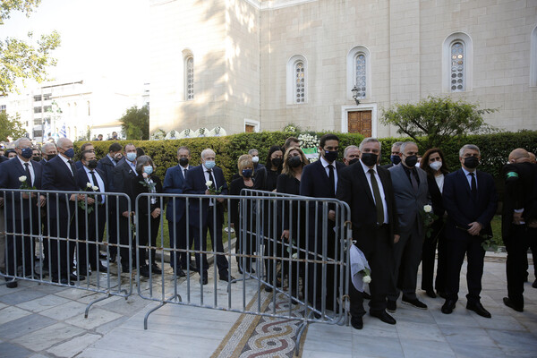 Εκατοντάδες πολίτες αποχαιρετούν την Φώφη Γεννηματά- Πλήθος κόσμου στη Μητρόπολη