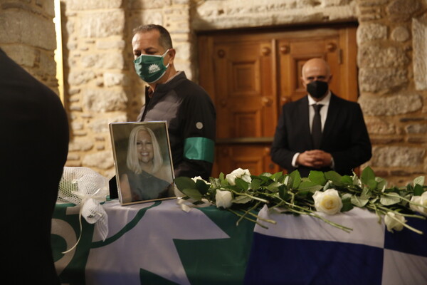 Εκατοντάδες πολίτες αποχαιρετούν την Φώφη Γεννηματά- Σύσσωμη η ηγεσία του ΚΙΝ.ΑΛ.