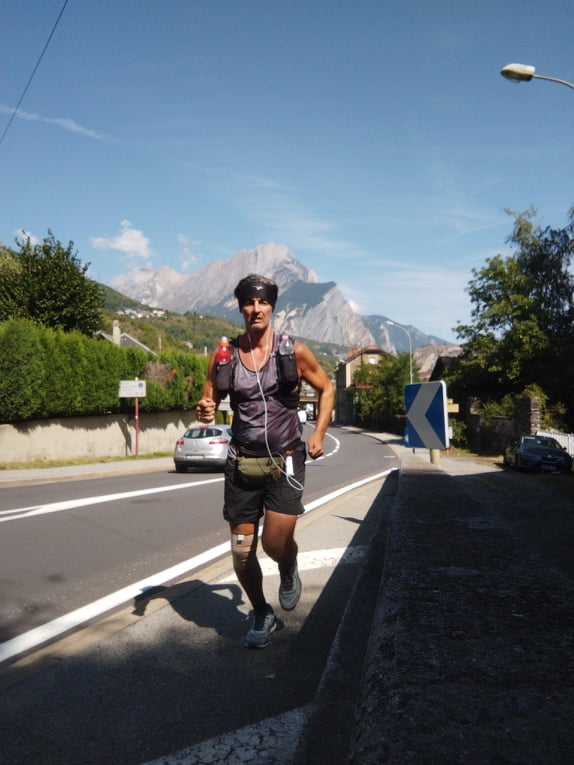 Ο ηθοποιός Άγης Εμανουήλ τρέχει για το κλίμα -Ξεκίνησε από την Αθήνα και πάει στη Γλασκώβη, θα διανύσει 2.421 χλμ
