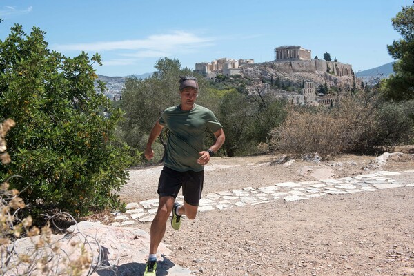 Ο ηθοποιός Άγης Εμανουήλ τρέχει για το κλίμα -Ξεκίνησε από την Αθήνα και πάει στη Γλασκώβη, θα διανύσει 2.421 χλμ