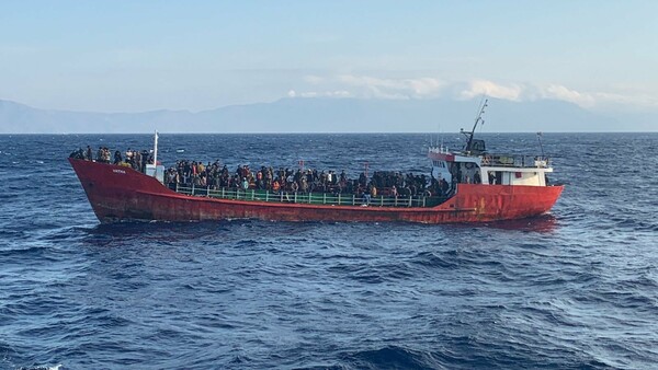 Κρήτη: Καρέ-καρέ μεγάλη επιχείρηση διάσωσης περίπου 400 μεταναστών