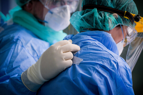 Κορωνοϊός: Κατατέθηκε τροπολογία για κίνητρα σε γιατρούς - Για εφημερίες σε άλλα νοσοκομεία