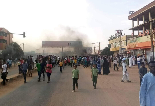 Πραξικόπημα στο Σουδάν: Κόπηκαν οι τηλεπικοινωνίες - Πρεσβευτές «απαλλάσσονται από τα καθήκοντά τους»