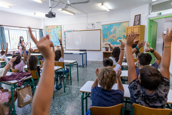 Δυτική Αττική: 11χρονη μαθήτρια μπήκε στην τάξη με κουζινομάχαιρο «για τον σημαιοφόρο και τους παραστάτες»