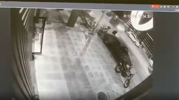 Βίντεο-ντοκουμέντο: Με ιλιγγιώδη ταχύτητα έπεσε ο οδηγός του αυτοκινήτου πάνω στον ντελιβερά