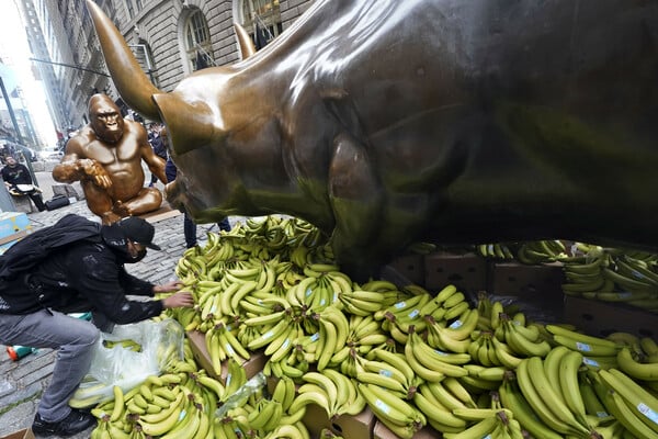 Ο μπρούντζινος γορίλας Harambe «διαμαρτύρεται» απέναντι από τον Μαινόμενο Ταύρο της Γουόλ Στριτ