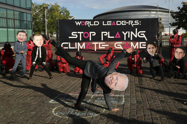 COP26: Διαμαρτυρίες στην σύνοδο για το κλίμα με φόντο το «Squid Game»