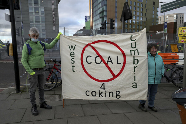 COP26: Διαμαρτυρίες στην σύνοδο για το κλίμα με φόντο το «Squid Game»