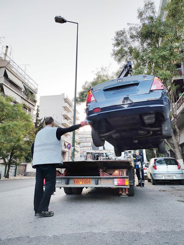 Πάνω από 3.800 εγκαταλελειμμένα οχήματα έχουν απομακρυνθεί από το κέντρο της Αθήνας