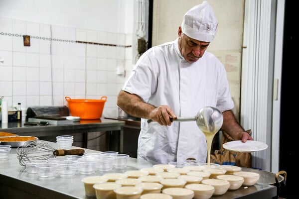 Στο πιο παλιό γαλακτοπωλείο του Πειραιά