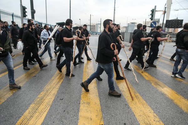 Απόβαση αγροτών από την Κρήτη στην Αθήνα -Διαμαρτύρονται στο υπ. Αγροτικής Ανάπτυξης