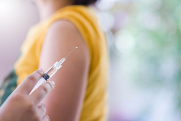 Τρίτη δόση εμβολίου: Ανοίγει σήμερα η πλατφόρμα για όλους άνω των 18 ετών