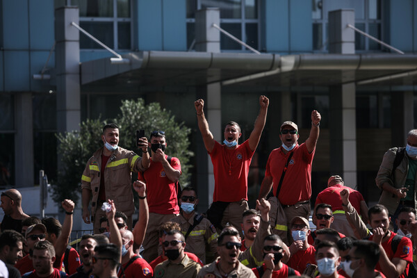 Σε εξέλιξη συγκέντρωση πυροσβεστών - Κλειστή η Κηφισίας 