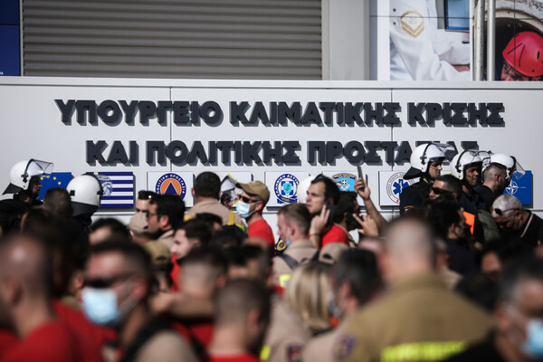 Σε εξέλιξη συγκέντρωση πυροσβεστών - Κλειστή η Κηφισίας