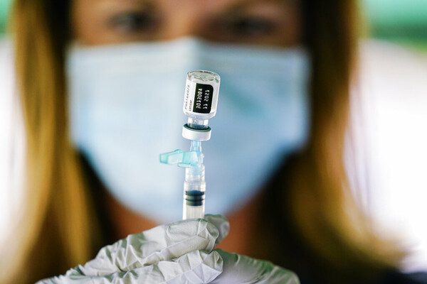 Οικονόμου: «H υποχρεωτικότητα των εμβολιασμών δεν αποτελεί αυτή τη στιγμή μια από τις επιλογές»