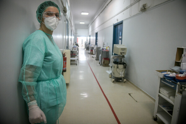 Δραματικές μαρτυρίες γιατρών: «Συνάδελφοι καταρρέουν - Ένας γιατρός για 120 ασθενείς»