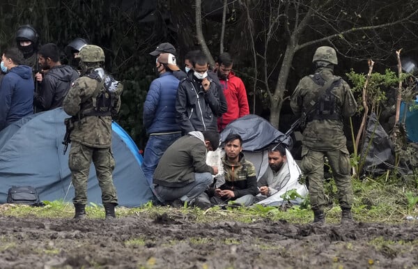 Λευκορωσία-Πολωνία: Μετανάστες έριξαν φράκτες και πέρασαν τα σύνορα