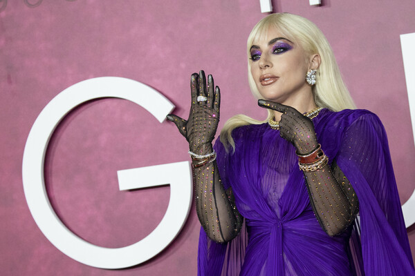 Η εκθαμβωτική Lady Gaga με φόρεμα Gucci στην πρεμιέρα του «House of Gucci»