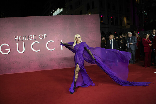 Η εκθαμβωτική Lady Gaga με φόρεμα Gucci στην πρεμιέρα του «House of Gucci»